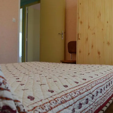 5 Pieces Avec Annexe, Proche Et Commerces, Terrasse Et Parking, Pierre La - Fr-1-229d-209 *