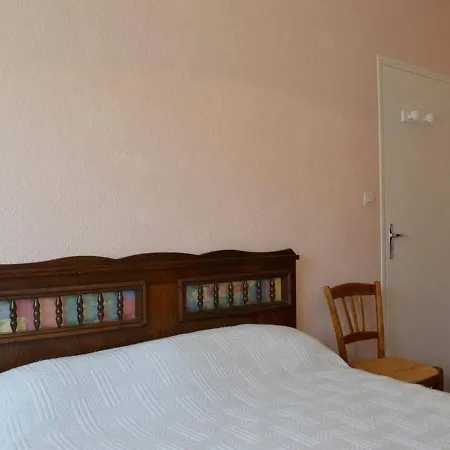 5 Pieces Avec Annexe, Proche Et Commerces, Terrasse Et Parking, Pierre La - Fr-1-229d-209