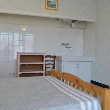 5 Pieces Avec Annexe, Proche Et Commerces, Terrasse Et Parking, Pierre La - Fr-1-229d-209 *